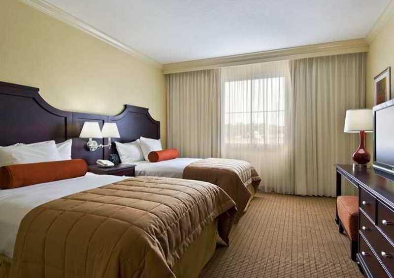Embassy Suites By Hilton Tampa Brandon Exterior photo